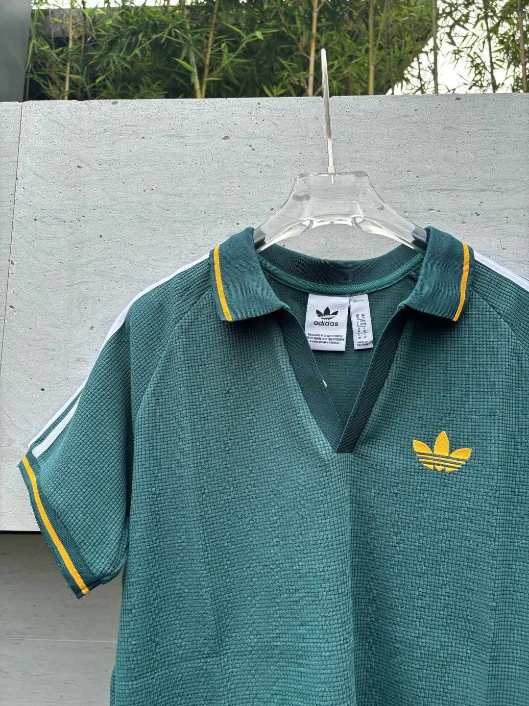 Chip version 𝟬𝟱𝟰𝟰𝟳# Exclusive real shot/difference between various stolen pictures and online picture versions on the market [𝗔𝗱𝗶𝗱𝗮𝘀Adidas clover chest embroidery for men and women Same Style𝗩 collar short sleeves] ✅Full set of 1:1 customized accessories ➕Customized three-label ➕𝗬𝘂𝗮𝗻 version hang tag ➕𝗹𝗼𝗴𝗼 packaging bag🔥 ➕Scan the tag to enter the official website. ✅Top Original version, ins Xiaohongshu Dewu Kuaishou and many bloggers wear it. ✅Adidas is a rare V-neck with no buttons, personalized setting and generous temperament, showing the elegance at a glance. ✅Three standards are customized with 270g waffle original Authentic custom-made imported fabrics for the watch, and the overall tailoring adopts three-dimensional structure tailoring! Ergonomically designed, more flexible when wearing! The cut is streamlined and streamlined, allowing you to move flexibly with your body! Integrates functionality, beauty and durability! Suitable for business, travel, leisure and many other occasions! ⭕The high version of the best products🐮is different from the junk products in the market🗯️The same picture but different prices means different versions. ❌Don’t be fooled by the same copywriters and pirated pictures from outside that mix and distribute high-luxury pictures at low prices. After comparing the quality, you will know where the gap is. Don’t lie. I don’t guarantee that my products are the cheapest, but I definitely guarantee that they are worth every penny of your hard-earned money! ‼ ️We don’t slash prices or lower prices, we supply products with care and only make high-end versions!!! Breasts Jimei must see the details of my home clearly, the pictures of my home are all real photos taken by the owner ❤️ Color: Green Size S-XXL